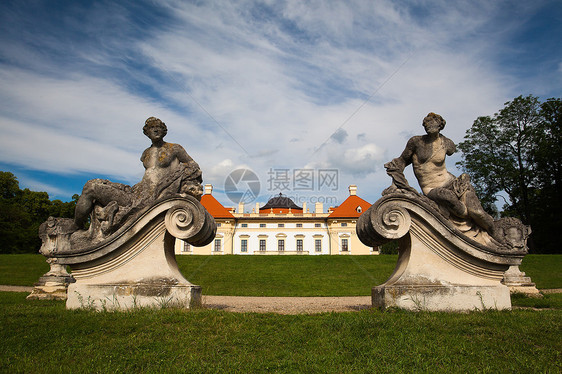 在斯拉夫科夫城堡的花园里建筑城堡草地精神旅行文化庭院财富历史性观光图片
