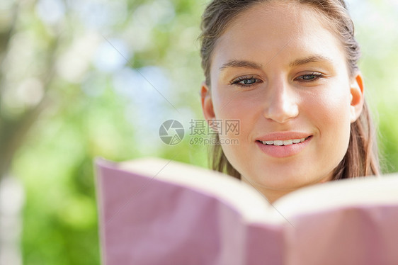 女人在公园看她的书图片