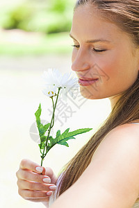 闻着一朵花香的近身女人图片