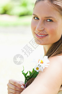 紧贴着一个带着花朵的微笑的女人图片