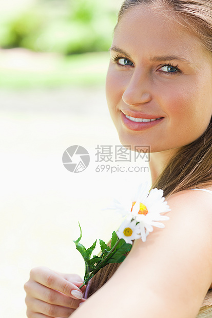 紧贴着一个带着花朵的微笑的女人图片