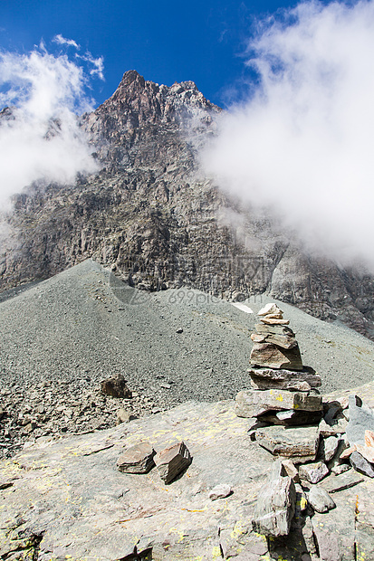 意大利阿尔卑斯山上的路径符号旅游高度石头指针风景绿色顶峰天空蓝色小路图片