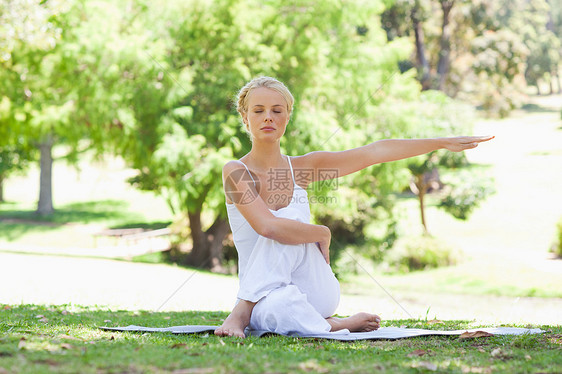 公园里做瑜伽锻炼的女人图片
