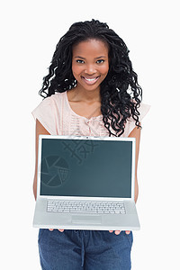 有个年轻女人 在她面前拿着笔记本电脑图片