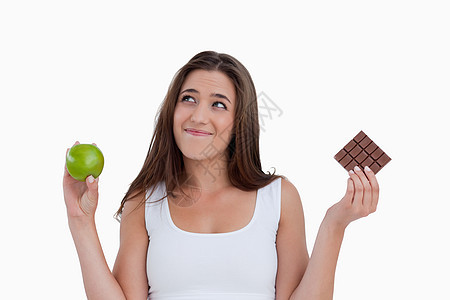 带着苹果和巧克力的放松的年轻女士图片