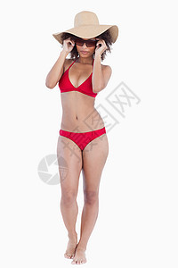 穿着沙滩服的迷人年轻女子 站直立起来图片