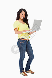 一个带着笔记本电脑的 微笑着的拉丁学生的肖像图片