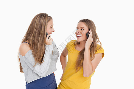两个年轻女人一起在电话里笑着笑图片