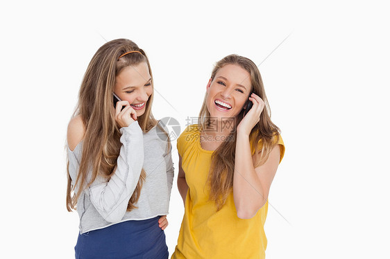 两个年轻女人在电话里笑图片