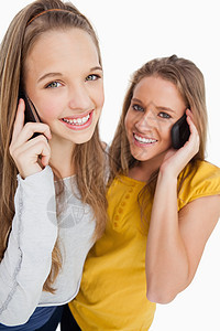 两名学生在电话上笑着微笑图片