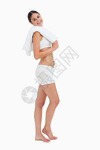一个手拿毛巾的瘦女人的侧面景色图片