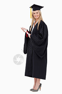 身着毕业长袍的金发女学生 持有文凭图片
