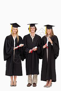 3名身着研究生长袍的学生持有文凭图片