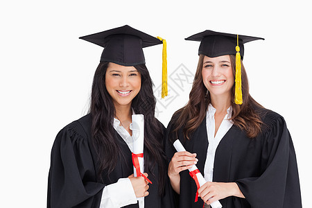 毕业后 两个朋友一起站在一起图片
