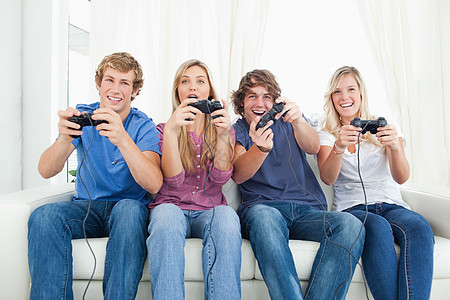 一群朋友一起玩电玩游戏的图片