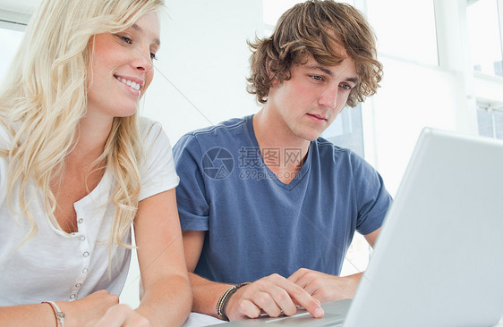 一对夫妇在笔记本电脑上上网图片