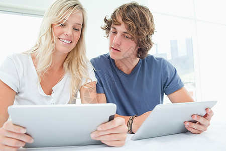 一个男人在看女友的平板电脑图片