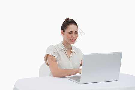 使用笔记本电脑的女商务人士秘书经理互联网老板人士商业微笑女士员工桌子图片