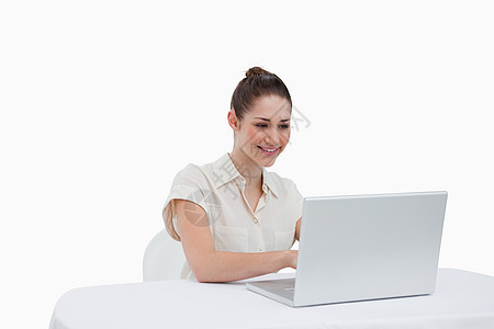 使用笔记本的女商务人士桌面工作秘书经理人士电脑桌子员工商务互联网图片