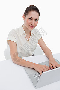 使用笔记本电脑的女商务人士肖像沟通微笑桌面互联网人士桌子工人员工工作秘书图片