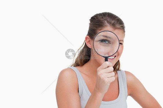 女人透过放大镜看女神勘探光学检查眼睛间谍女士玻璃科学搜索调查图片