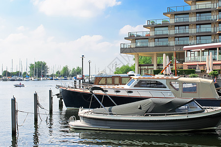 荷兰Huizen码头的船艇文化运输旅行帆船奢华旅游运河活动桅杆太阳图片
