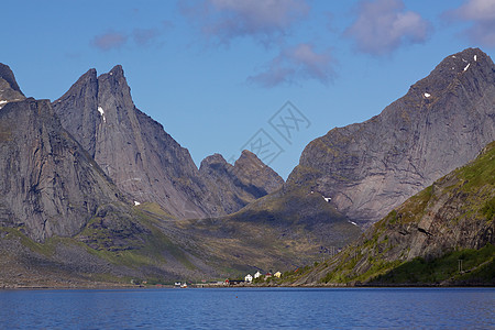 在 Lofoten 上的 Fjord山脉大豆风景山峰峡湾村庄全景图片