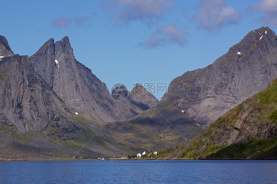 在 Lofoten 上的 Fjord山脉大豆风景山峰峡湾村庄全景图片