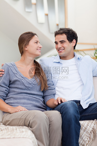 一对情侣看对方的肖像运气夫妻生活女性沙发情怀朋友姿势闲暇幸福图片