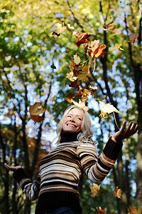 秋天公园的女子落叶喜悦叶子快乐家庭女性头发女孩乐趣公园幸福图片
