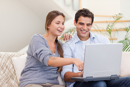 使用笔记本电脑的幸福情侣年轻人互联网技术女性丈夫微笑上网沟通网络沙发图片