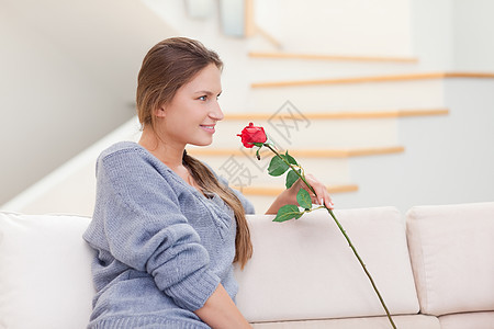 女人装着一朵玫瑰图片