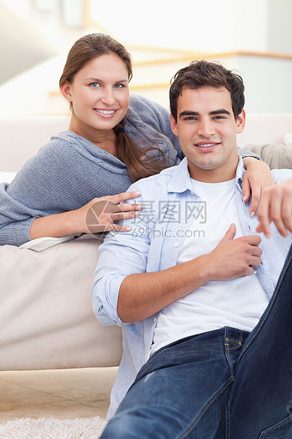 快乐的情侣拥抱妻子休息室沙发亲热感情房间夫妻生活压痛年轻人图片