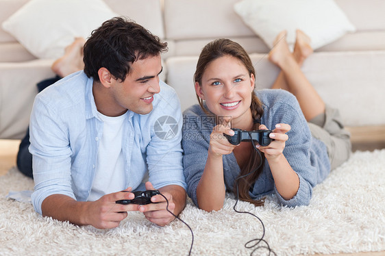 玩电子游戏的情侣快乐游戏地毯控制器说谎沙发闲暇喜悦安慰活动图片