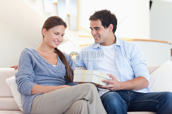 男人给他的女朋友送礼物乐趣喜悦年轻人恋人展示妻子女性丈夫幸福投标图片