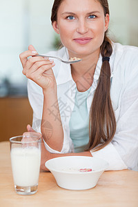 一个吃早餐的宁静女人的肖像图片