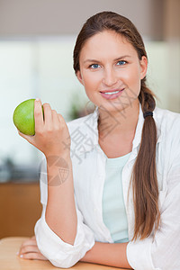 一位有苹果的女人的肖像饮食水果快乐早餐房子小吃营养幸福厨房女性图片