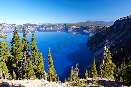 克拉鼠湖池塘树木反射公园蓝色森林旅行绿色火山口陨石图片