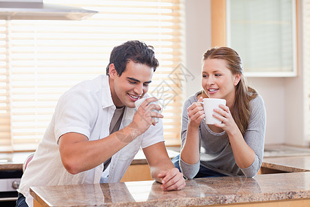 一对夫妇在厨房喝茶幸福杯子夫妻年轻人享受女性咖啡快乐拿铁喜悦图片
