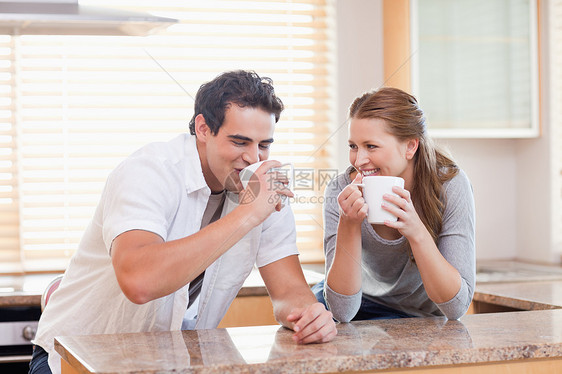 在厨房喝茶的一对夫妇图片