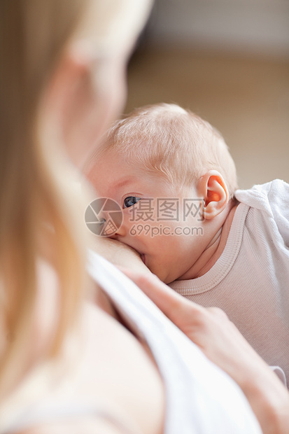 婴儿获得母乳喂养图片