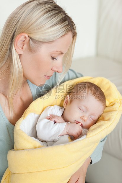母亲在怀里看着她可爱的宝宝图片