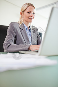 从事笔记本工作的女商务人士电脑工人桌子商业文档办公室账单职场女性挫折图片