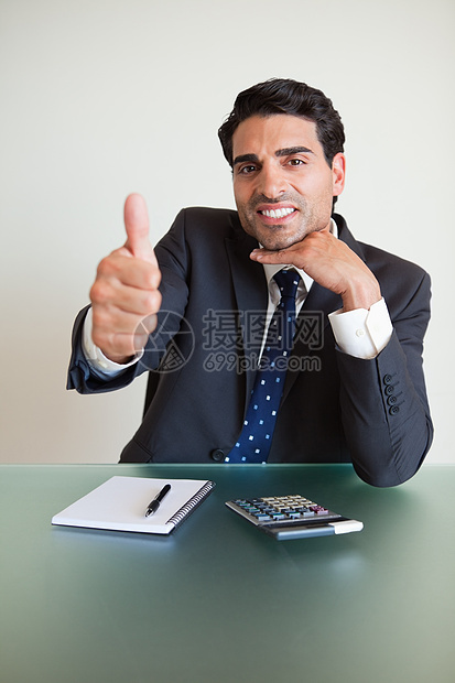 一位年轻会计师举起拇指的肖像图片