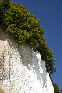 德国鲁根岛绿色燧石皇家岩石卵石景观白色粉笔海岸悬崖图片