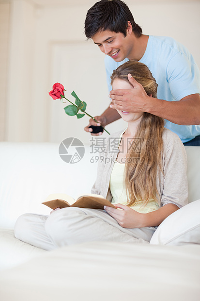 一个男人的肖像 献玫瑰给他女朋友图片