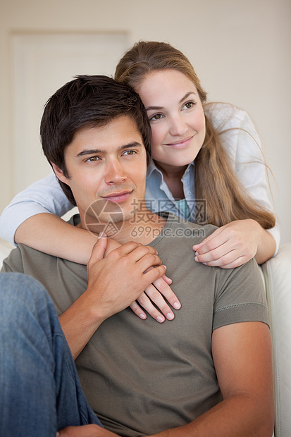 情侣拥抱的肖像沙发长椅团结男朋友妻子幸福女朋友感情亲热闲暇图片