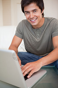使用笔记本的人的肖像外表长椅互联网技术房间视频房子沙发幸福电脑图片