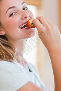 一个年轻女人吃草莓的近身饮食食物重量水果抗氧化活力幸福厨房女性乐趣图片