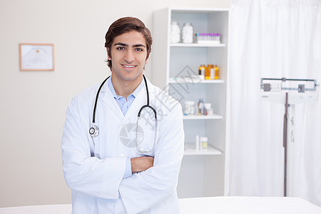 男性医生手折臂站立的男医生图片